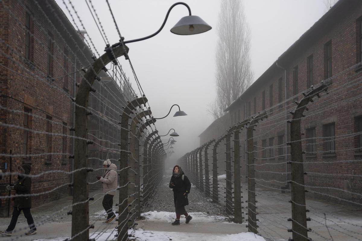 Unas personas visitan el campo de concentación de Auschwitz-Birkenau, en Polonia.