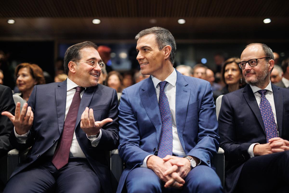 El presidente del Gobierno, Pedro Sánchez, y el ministro de Asuntos Exteriores, José Manuel Albares, durante la VIII Conferencia de Embajadores,10 de enero de 2024, en Madrid.