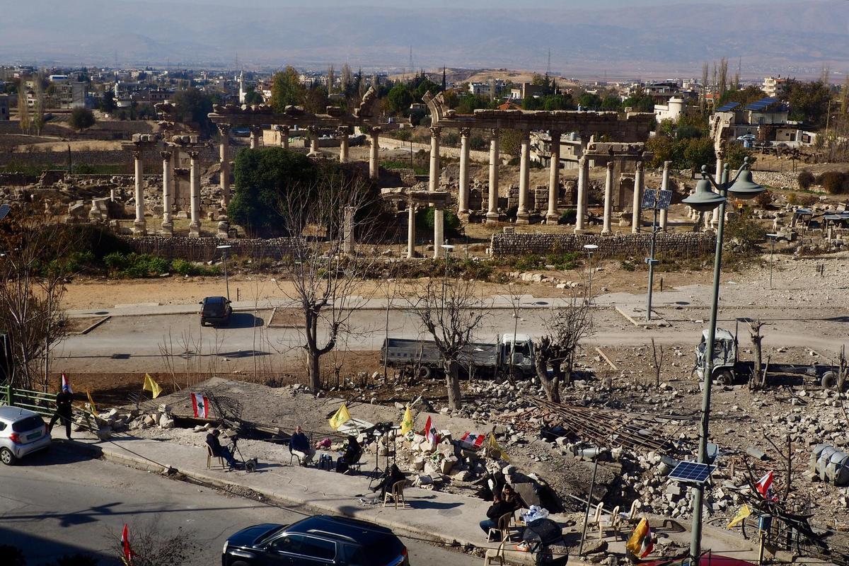 Escombros frente a las runias de Baalbek.