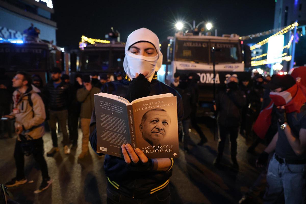 Erdogan califica a los manifestantes opositores de Turquía de "terroristas"