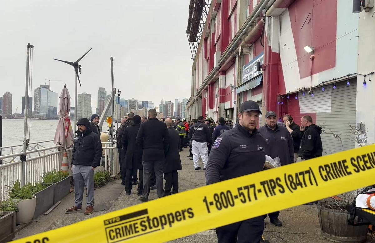 Socorristas caminan por el muelle 40, el jueves 10 de abril de 2025, en Nueva York, frente al lugar donde un helicóptero cayó en el río Hudson en Jersey City, Nueva Jersey