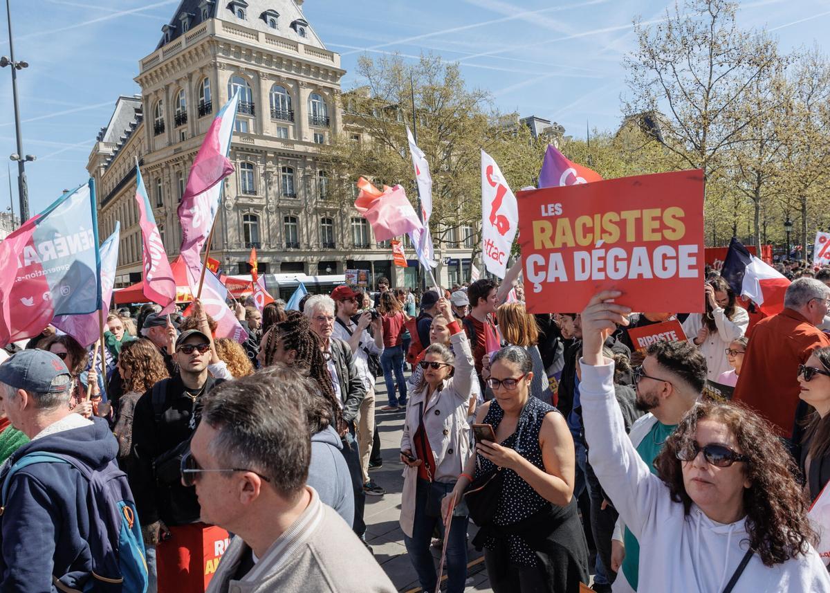 PARIS (France), 06/04/2025.- People gather to protest against the Rassemblement National after the leader of the far right party Marine Le Pen got convicted, at Republique square, in Paris, France, 06 April 2025. The rally, organized by France's left parties, takes place at the same time as a support rally for Marine Le Pen. On 31 March Paris court banned Le Pen from running for a public office for five years. She was also handed a 100,000 euro fine and four-year prison sentence, of which two will be suspended. (Protestas, Francia) EFE/EPA/SADAK SOUICI