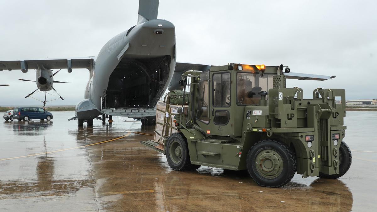 Aviones A400 del Ejército del Aire y del Espacio que han despegado con ayuda humanitaria para Gaza desde la Base Aérea de Zaragoza.