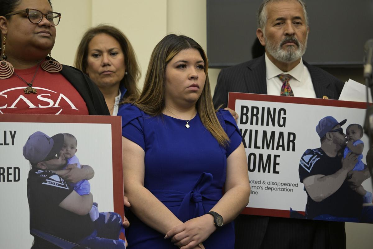 Jennifer Vásquez (c), la esposa de Kilmer Ábrego García, el migrante salvadoreño enviado por error a la cárcel de máxima seguridad de El Salvador por la Administración de Donald Trump, asiste a una rueda de prensa este 9 de abril de 2025, en el edificio Canon del Congreso en Washington (Estados Unidos). EFE/ Lenin Nolly